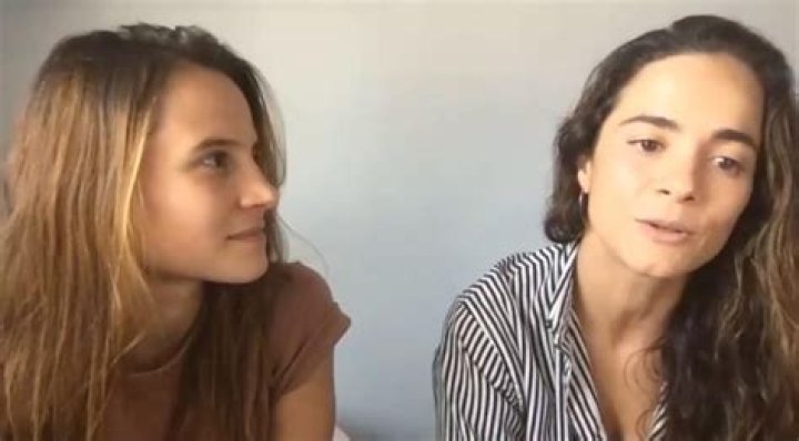 Alice Braga ganha olhar apaixonado da namorada, Bianca Comparato, e