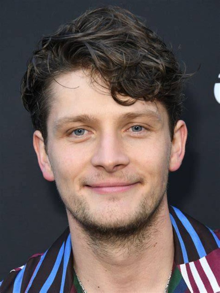 Brett Dier Actor CineMagia.ro