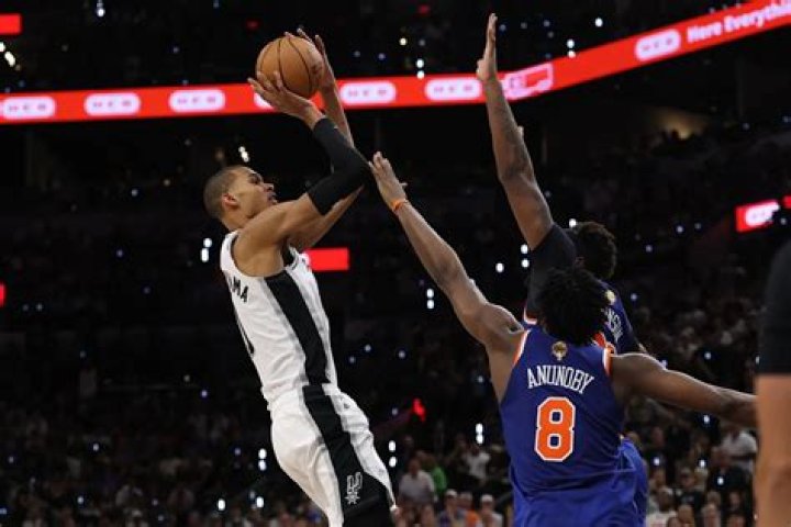Spurs' Jones announces engagement to longtime girlfriend