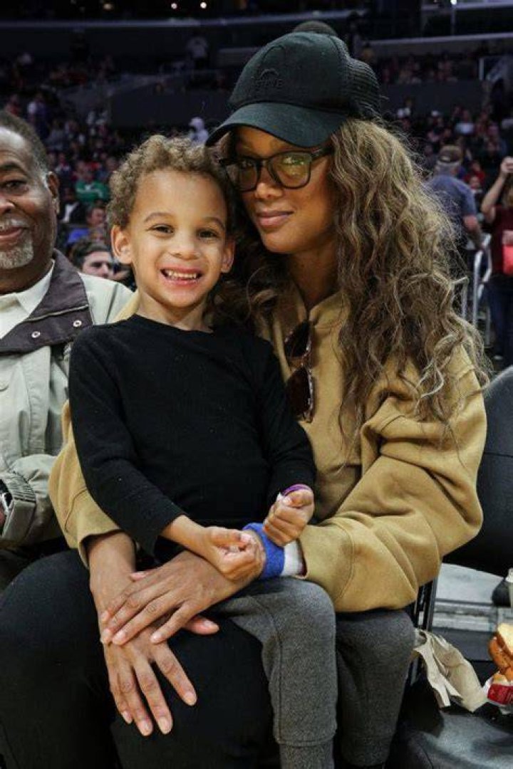 Tyra Banks, Dad and Son York Attend Globetrotters Basketball Game